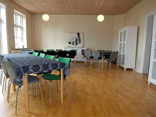 Habitación grande con mesa y sillas. en Apartment Thia - 4km to the inlet in SE Jutland by Interhome en Åbenrå