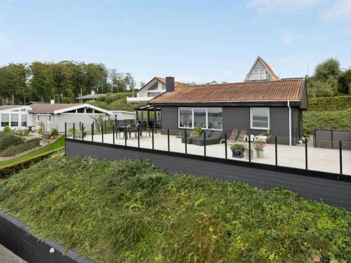 una casa con una valla negra delante de un patio en Holiday Home Karli - 330m to the inlet in SE Jutland by Interhome en Åbenrå