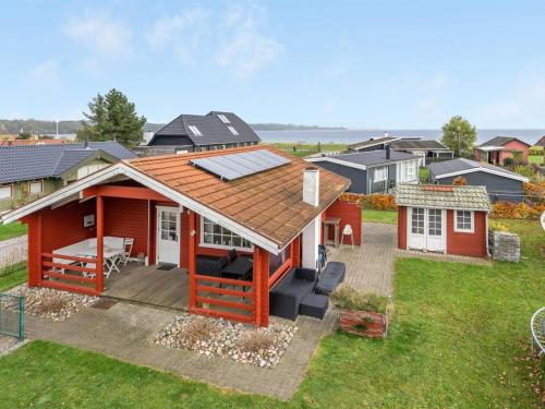een luchtzicht op een huis met zonnepanelen op het dak bij Holiday Home Baldo - 100m from the sea in SE Jutland by Interhome in Broager