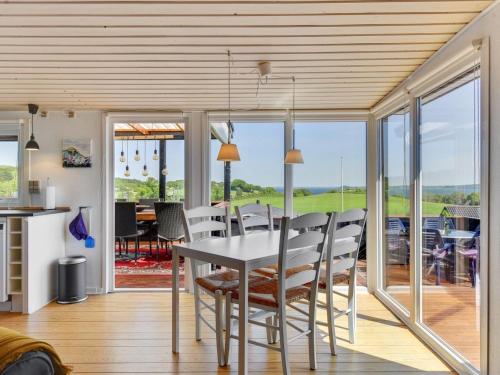 kuchnia i jadalnia ze stołem i krzesłami w obiekcie Holiday Home Axeln - 300m to the inlet in SE Jutland by Interhome w mieście Aabenraa