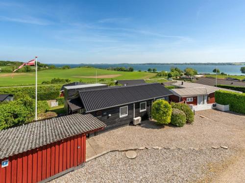 widok z góry na dom z czerwonym i czarnym domem w obiekcie Holiday Home Axeln - 300m to the inlet in SE Jutland by Interhome w mieście Aabenraa