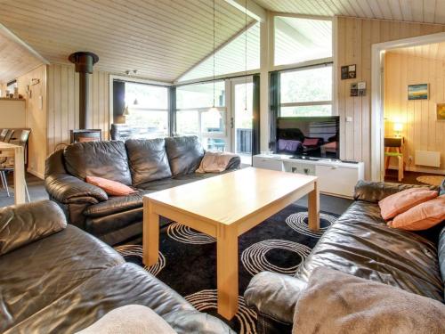 uma sala de estar com um sofá e uma mesa em Holiday Home Gurly - 25km from the sea in Western Jutland by Interhome em Toftlund