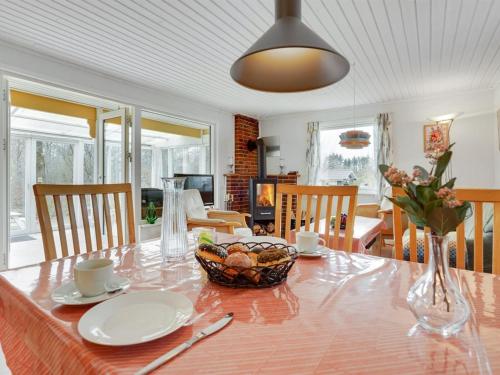 een eetkamer met een tafel met een fruitschaal bij Holiday Home Hejne - 29km from the sea in Western Jutland by Interhome in Toftlund