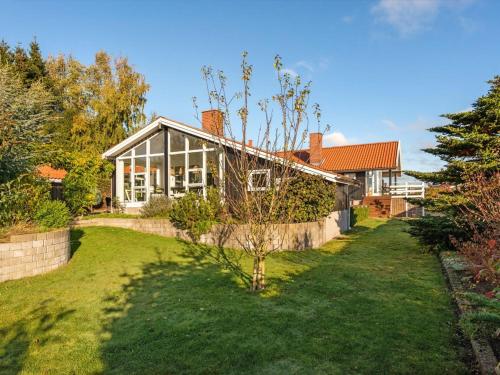 ein Haus mit Garten davor in der Unterkunft Holiday Home Nica - 100m from the sea in SE Jutland by Interhome in Broager