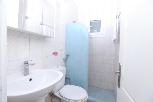 グリファダにあるSuzanne's Apartment Glyfada Menigos Resortのバスルーム(洗面台、トイレ、シャワー付)