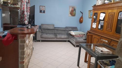 salon z kanapą i stołem w obiekcie La fenice w mieście Falconara Marittima