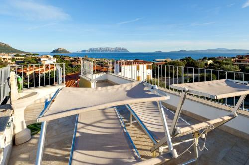 een balkon met uitzicht op de oceaan bij Villa Baia Caddinas in Golfo Aranci