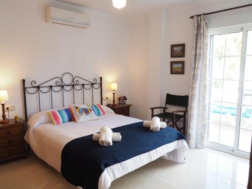 Postel nebo postele na pokoji v ubytování Nerja Paradise Rentals - Villa Las Dalias