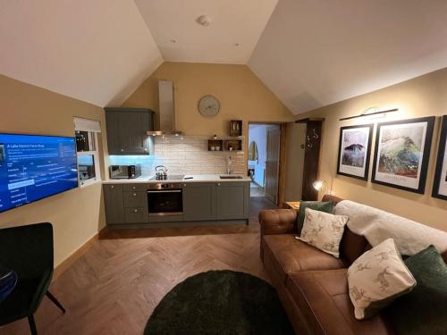 a living room with a couch and a kitchen at La Sagesse in Windermere