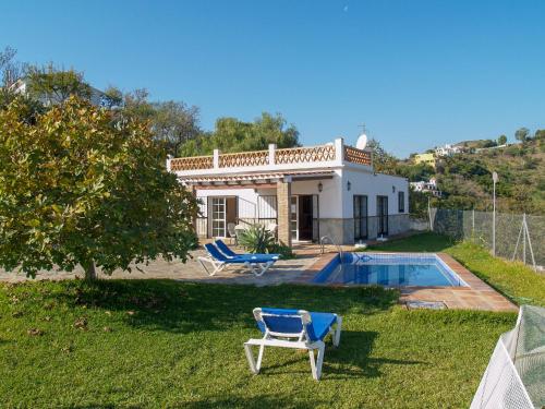 uma villa com uma piscina e uma casa em Nerja Paradise Rentals - Villa Los Girasoles em Nerja