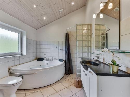 Koupelna v ubytování Holiday Home Findus - 1-2km to the inlet in Western Jutland by Interhome