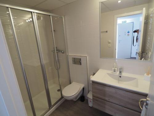 uma casa de banho com um chuveiro, um WC e um lavatório. em Nerja Paradise Rentals - Villa Ambar em Nerja