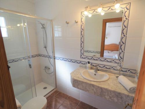 Un baño con lavabo, ducha y espejo. en Nerja Paradise Rentals - Villa Jazmines, en Nerja