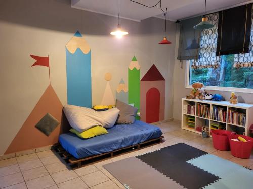 ステグナにあるDom Wypoczynkowy Zacisze- klimatyczny domek z kominkiemの壁に壁画が施されたベッド付きの子供部屋です。