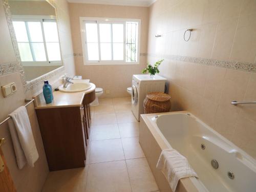 een badkamer met een bad, een toilet en een wastafel bij Nerja Paradise Rentals - Villa Los Leones in Nerja