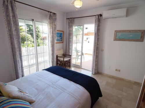 Postel nebo postele na pokoji v ubytování Nerja Paradise Rentals - Villa Las Palomas