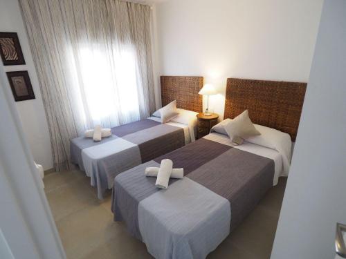 um quarto de hotel com duas camas e uma janela em Nerja Paradise Rentals - Villa Bonilla em Nerja