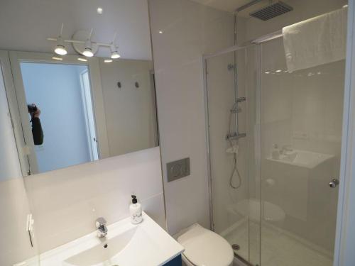 uma casa de banho com um chuveiro, um lavatório e um WC. em Nerja Paradise Rentals - Villa Bonilla em Nerja