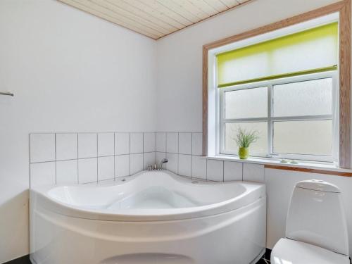 Koupelna v ubytování Holiday Home Kristin - 800m to the inlet in Western Jutland by Interhome