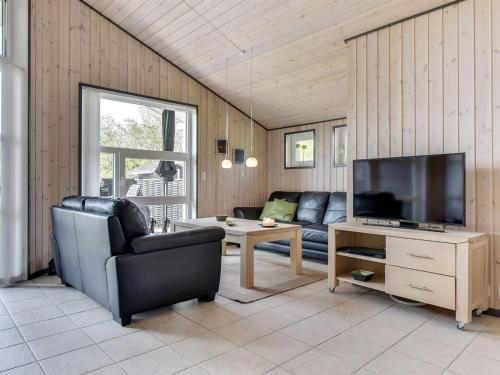 TV a/nebo společenská místnost v ubytování Holiday Home Gylla - 12km from the sea in Western Jutland by Interhome