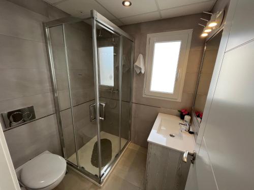 łazienka z prysznicem, toaletą i umywalką w obiekcie Nerja Paradise Rentals - Villa Suero w mieście Nerja