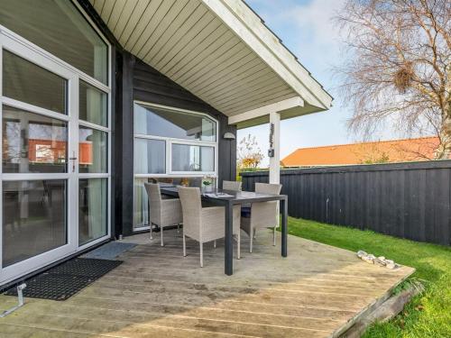 een patio met een tafel en stoelen erop bij Holiday Home Duschanka - 50m to the inlet in SE Jutland by Interhome in Fredericia