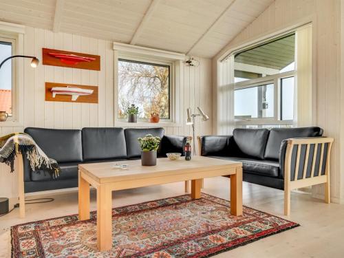 - un salon avec un canapé et une table dans l'établissement Holiday Home Duschanka - 50m to the inlet in SE Jutland by Interhome, à Fredericia