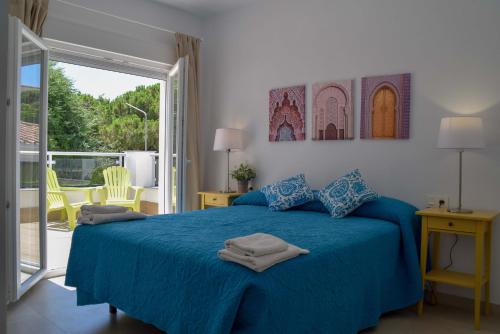 - une chambre avec un lit bleu et un balcon dans l'établissement Nerja Paradise Rentals - Villa Valeria, à Nerja