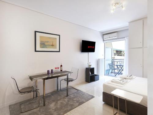 Modern Studio opposite the Areios Pagos court.