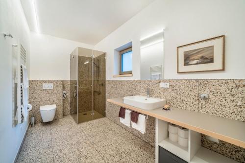 ein Bad mit einem Waschbecken und einer Dusche in der Unterkunft Domus Faber 2a in Meran