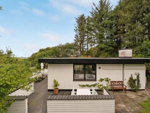 mały biały dom z czarnym dachem w obiekcie Holiday Home Aina - 250m to the inlet in The Liim Fiord by Interhome w mieście Hjerm
