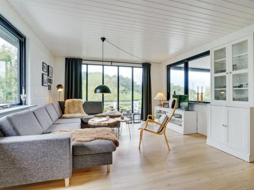 salon z kanapą i stołem w obiekcie Holiday Home Aina - 250m to the inlet in The Liim Fiord by Interhome w mieście Hjerm