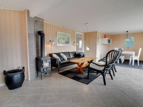 Et opholdsområde på Holiday Home Fredericke - 200m to the inlet in The Liim Fiord by Interhome