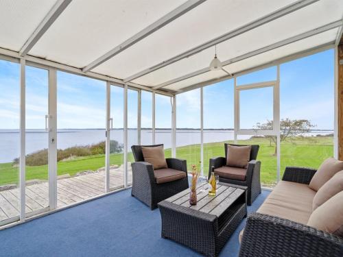 uma sala de estar com vista para o oceano em Holiday Home Thorge - 75m to the inlet in The Liim Fiord by Interhome em Struer