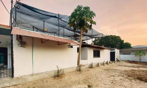 um edifício com uma cobertura na lateral em Oasis de Tolú em Tolú
