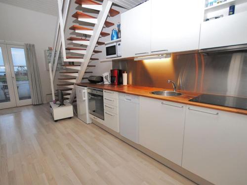 Kuchyň nebo kuchyňský kout v ubytování Apartment Ingeborre - 100m to the inlet in NW Jutland by Interhome