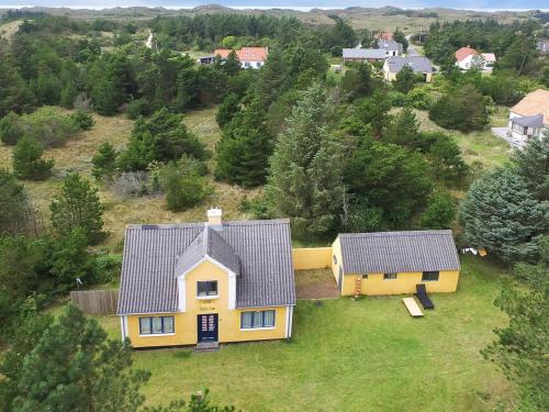 una vista aérea de una casa amarilla en una colina en Holiday Home Margrethe - 1-1km from the sea in NW Jutland by Interhome, en Bedsted Thy