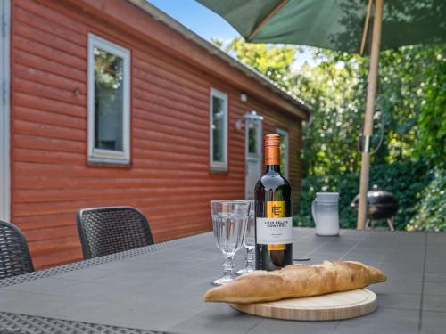 eine Flasche Wein und ein Glas auf dem Tisch in der Unterkunft Holiday Home Alpi - 250m to the inlet in The Liim Fiord by Interhome in Struer