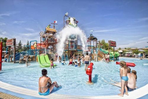 Swimmingpoolen hos eller tæt på Apartmani Villa Ana, Sibenik - Brodarica