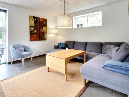 sala de estar con sofá y mesa en Holiday Home Jarven - 500m to the inlet in The Liim Fiord by Interhome, en Højslev