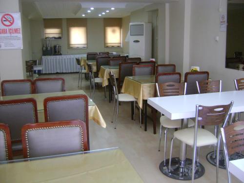 イスタンブールにあるホテル アイのテーブルと椅子が並ぶダイニングルーム