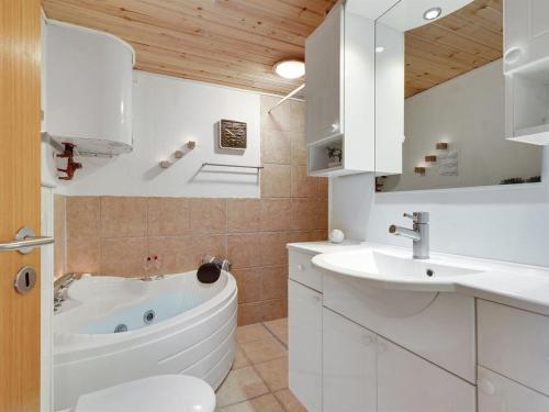 Koupelna v ubytování Holiday Home Ørger - 400m to the inlet in NW Jutland by Interhome