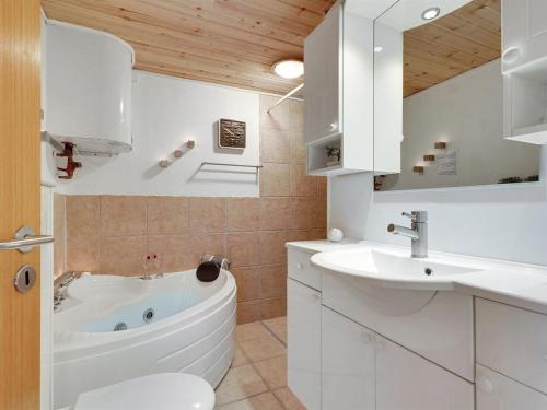 Koupelna v ubytování Holiday Home Ørger - 400m to the inlet by Interhome