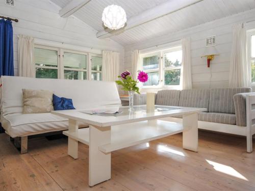 sala de estar con mesa blanca y sofá en Holiday Home Elik - 6km from the sea in NW Jutland by Interhome en Bedsted Thy