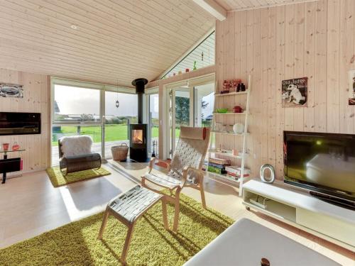 TV a/nebo společenská místnost v ubytování Holiday Home Ginia - 150m to the inlet in The Liim Fiord by Interhome