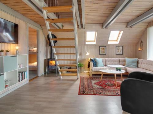 sala de estar con sofá y escalera de caracol en Holiday Home Ellenor - 300m to the inlet in The Liim Fiord by Interhome, en Højslev