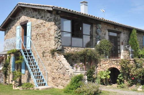 een stenen huis met een trap ervoor bij La Verdine in Vérin