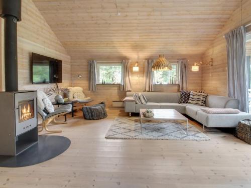 uma sala de estar com um sofá e uma lareira em Holiday Home Aman - 700m to the inlet in The Liim Fiord by Interhome em Højslev