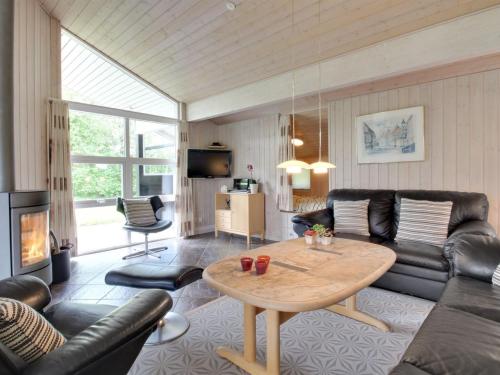 - un salon avec un canapé et une table dans l'établissement Holiday Home Yorrit - 500m to the inlet in The Liim Fiord by Interhome, à Højslev