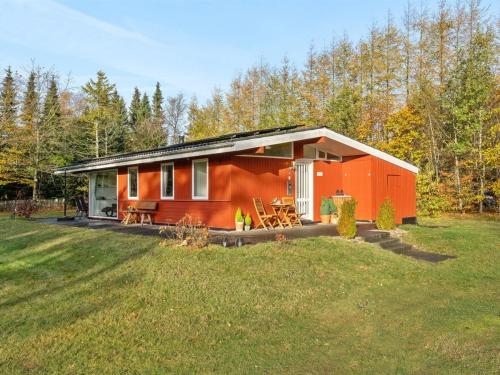 une cabine rouge dans les bois avec une cour dans l'établissement Holiday Home Calli - 400m to the inlet in The Liim Fiord by Interhome, à Højslev